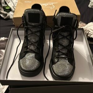 Black with silver shininess size 8 n are in almost perfect condition! SPECIAL